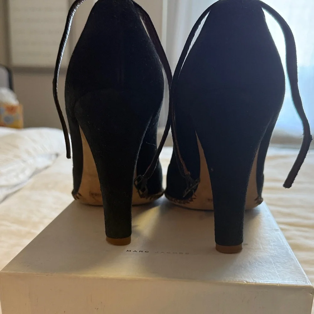 Vintage Marc Jacobs Black Heels with Bow Detail - Picture 2 of 5